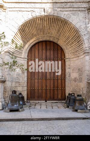 L'Avana Cuba. 25 novembre 2020: Porta in legno dell'edificio di San Francisco de Asis, a Old Havana Foto Stock