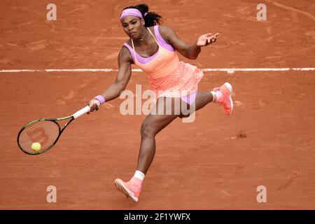 Serena Williams of USA compete in Women's Singles Match durante il quinto giorno del 2015 French Open al Roland Garros il 28 maggio 2015 a Parigi, Francia. Foto Philippe Millereau / KMSP / DPPI Foto Stock