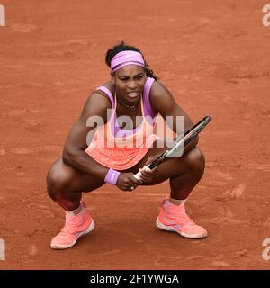 Serena Williams of USA compete in Women's Singles Match durante il quinto giorno del 2015 French Open al Roland Garros il 28 maggio 2015 a Parigi, Francia. Foto Philippe Millereau / KMSP / DPPI Foto Stock