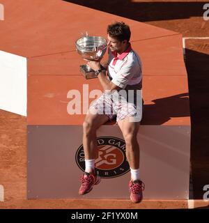 Stanislas Wawrinka della Svizzera si pone con la Coupe de Mousquetaires dopo la vittoria nella finale maschile di Singles contro Novak Djokovic della Serbia il giorno quindici del 2015 French Open al Roland Garros il 7 giugno 2015 a Parigi, Francia. Foto Philippe Millereau / KMSP / DPPI Foto Stock