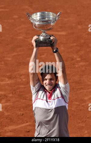 Stanislas Wawrinka della Svizzera si pone con la Coupe des Mousquetaires dopo la vittoria nella finale maschile di Singles contro Novak Djokovic della Serbia il giorno quindici del 2015 French Open a Roland Garros il 7 giugno 2015 a Parigi, Francia. Foto Philippe Millereau / KMSP / DPPI Foto Stock