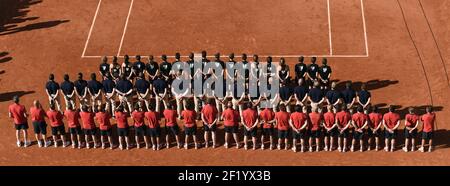 Illustrazione dei ragazzi, dei giudici e del personale di manutenzione durante la cerimonia di vittoria della finale unica maschile del French Tennis Open allo stadio Roland Garros a Parigi, Francia, Final Men, il 7 giugno 2015. Foto Philippe Millereau / KMSP / DPPI Foto Stock