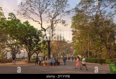 Una coppia fa una passeggiata mattutina al parco pubblico della città di Rabindra Sarobar Lake area a Kolkata, India Foto Stock