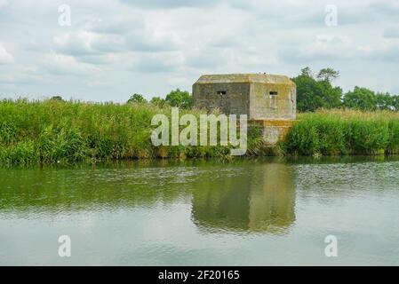 Fiume Tamigi: Pillbox sulle rive del Tamigi vicino a Lechdale, installato durante la seconda guerra mondiale per difendere contro l'invasione tedesca. Foto Stock