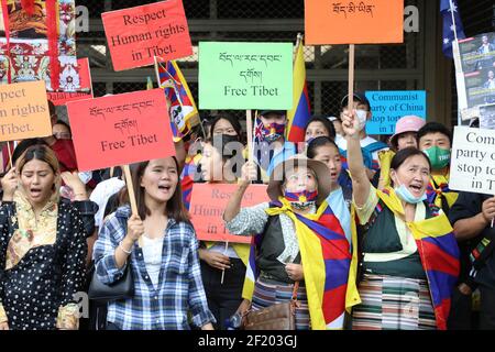 Sydney, Australia. 10 marzo 2021. I tibetani e i sostenitori commemorano la sessantaduesima Giornata dell'rivolta tibetana con rally in città in tutta l'Australia e in tutto il mondo. A Sydney i manifestanti hanno tenuto un rally in Martin Place prima di marciare al Consolato Generale della Repubblica popolare Cinese al 39 di Dunblane St, Camperdown. Il 10 marzo 1959, quasi un decennio dopo l’invasione cinese, i tibetani scesero per le strade della capitale Lhasa per proteggere il loro leader, il Dalai lama e il futuro della loro nazione. La brutale repressione cinese ha portato alla perdita di migliaia di vite tibetane e ha costretto il Dalai lama a fuggire in esi Foto Stock