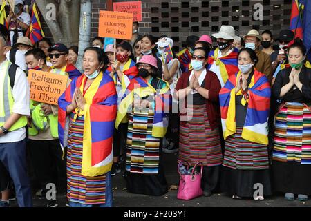 Sydney, Australia. 10 marzo 2021. I tibetani e i sostenitori commemorano la sessantaduesima Giornata dell'rivolta tibetana con rally in città in tutta l'Australia e in tutto il mondo. A Sydney i manifestanti hanno tenuto un rally in Martin Place prima di marciare al Consolato Generale della Repubblica popolare Cinese al 39 di Dunblane St, Camperdown. Il 10 marzo 1959, quasi un decennio dopo l’invasione cinese, i tibetani scesero per le strade della capitale Lhasa per proteggere il loro leader, il Dalai lama e il futuro della loro nazione. La brutale repressione cinese ha portato alla perdita di migliaia di vite tibetane e ha costretto il Dalai lama a fuggire in esi Foto Stock