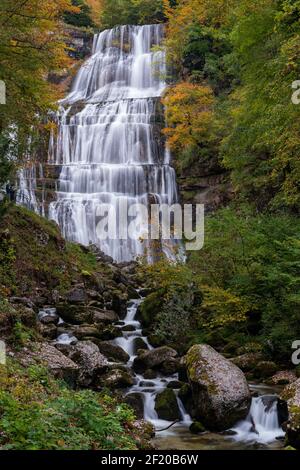 Un bellissimo paesaggio di foresta autunnale con idilliaca cascata e piscina Foto Stock