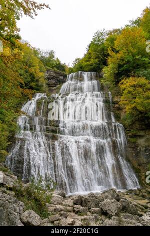 Splendido paesaggio della foresta autunnale con idilliache cascate e piscina Foto Stock