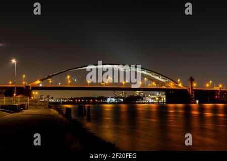 Rotterdam, Paesi Bassi. Il famoso e iconico: Van Brienenoordbrug', che collega due sponde del fiume Nieuwe Maas visto dalla riva sud-orientale del fiume vicino a Beverwaard. Il ponte supporta un'autostrada a 12 / dodici corsie per il traffico nazionale, regionale abd locale. Due volte al giorno durante l'ora di punta il traffico intenso si arresta. Foto Stock