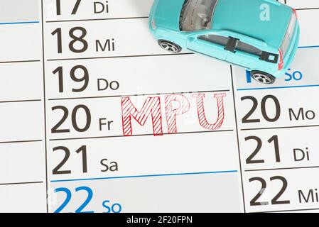 Un calendario, un'auto e un appuntamento per la prova medico-psicologica Foto Stock