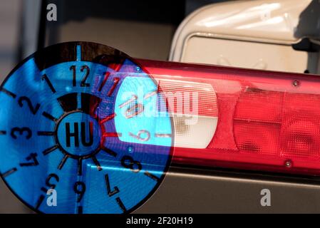 Un'automobile e un badge di associazione di ispezione tecnica Foto Stock