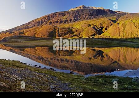 Fiume GilsÃ¡ nella valle del monte Hoettur e Sandfell nella luce della sera, Islanda, Europa Foto Stock