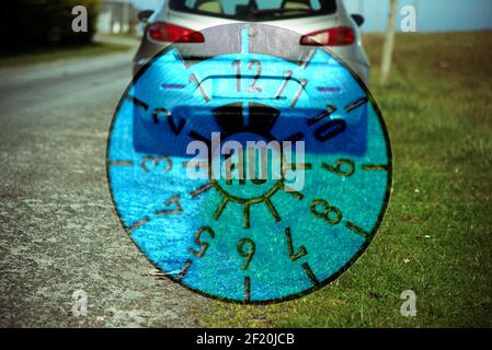 Un'automobile e un badge di associazione di ispezione tecnica Foto Stock