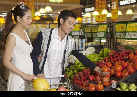 Una giovane coppia nel supermercato shopping Foto Stock