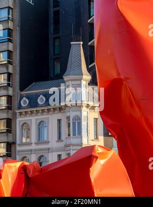 Edificio storico accanto all'opera d'arte 'Rock Strangers' dell'artista belga Arne Quinze. Foto Stock