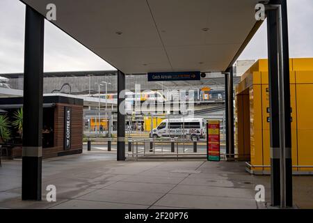 Aeroporto di Brisbane, Queensland, Australia - Marzo 2021: Un treno e un taxi che arrivano all'aeroporto per ritirare i passeggeri Foto Stock