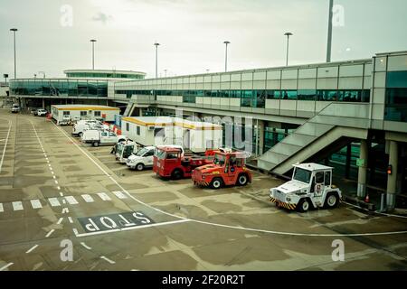 Aeroporto di Brisbane, Queensland, Australia - Marzo 2021: Tutti i veicoli necessari per gestire un trafficato terminal aeroportuale nazionale Foto Stock