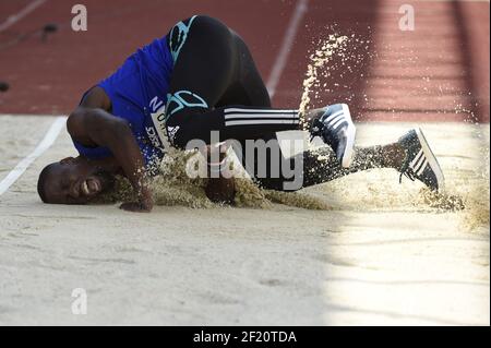 Teddy Tangho (fra) compete, vince e fa male alla finale triplice salto maschile durante il Campionato di Atletica Francese Elite, ad Angers, Francia, il 24-26 giugno 2016 - Foto Stephane Kempinaire / KMSP / DPPI Foto Stock