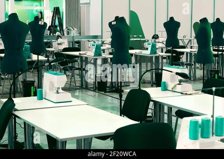 Macchine da cucire in Abbigliamento Abbigliamento lavorazione Shop Manufacture. Foto di alta qualità Foto Stock