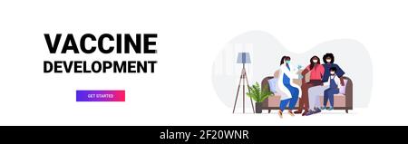 medico femminile vaccinare i pazienti della famiglia afroamericana in maschere a. lotta contro lo sviluppo del vaccino del coronavirus concetto di vettore orizzontale a lunghezza intera illustrazione Illustrazione Vettoriale