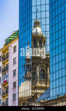 Cattedrale Metropolitana Reflection vetro edifici moderni Bandiera Nazionale Santiago Chiesa del Cile completato 1799. Foto Stock