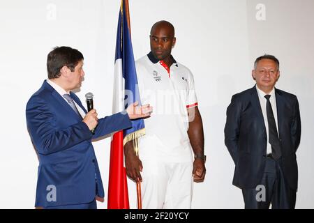 Il judoka francese Teddy Riner, nominato portatore di bandiera della Francia per le Olimpiadi di Rio 2016 e il ministro dello sport francese Patrick Kanner e Thierry Braillard durante la cerimonia portacolori di bandiera francese nella costruzione del NOC France il 24 luglio, a Parigi Francia - Foto Eric Renard / KMSP / DPPI Foto Stock