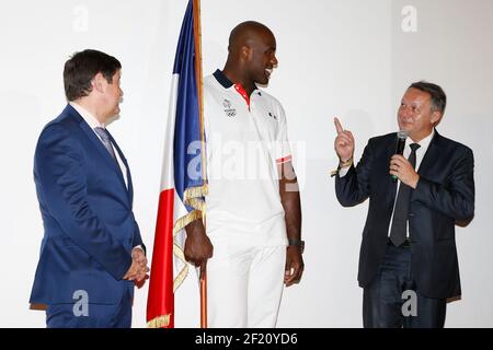 Il judoka francese Teddy Riner, nominato portatore di bandiera della Francia per le Olimpiadi di Rio 2016 e il ministro dello sport francese Patrick Kanner e Thierry Braillard durante la cerimonia portacolori di bandiera francese nella costruzione del NOC France il 24 luglio, a Parigi Francia - Foto Eric Renard / KMSP / DPPI Foto Stock