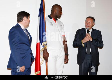 Il judoka francese Teddy Riner, nominato portatore di bandiera della Francia per le Olimpiadi di Rio 2016 e il ministro dello sport francese Patrick Kanner e Thierry Braillard durante la cerimonia portacolori di bandiera francese nella costruzione del NOC France il 24 luglio, a Parigi Francia - Foto Eric Renard / KMSP / DPPI Foto Stock