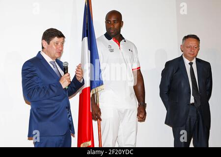 Il judoka francese Teddy Riner, nominato portatore di bandiera della Francia per le Olimpiadi di Rio 2016 e il ministro dello sport francese Patrick Kanner e Thierry Braillard durante la cerimonia portacolori di bandiera francese nella costruzione del NOC France il 24 luglio, a Parigi Francia - Foto Eric Renard / KMSP / DPPI Foto Stock