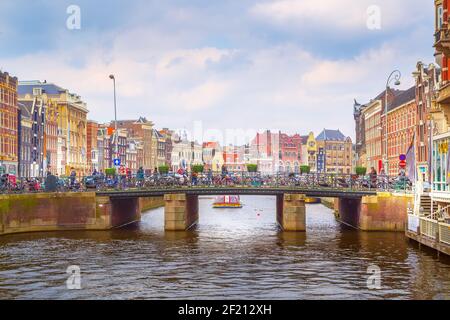 Canal e il ponte in Amsterdam, Paesi Bassi Foto Stock
