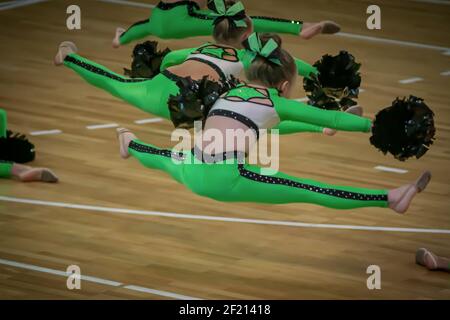 Le ragazze che fanno il salto si dividono ad una concorrenza charleading. Foto Stock