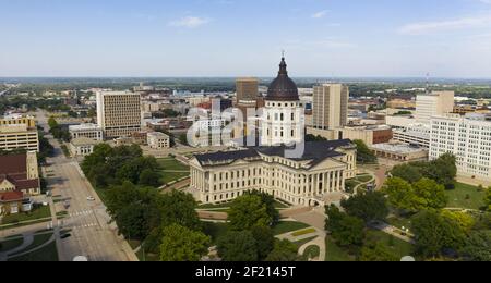 Pochi sono intorno la domenica alla capitale dello stato del Kansas Edificio a Topeka, Kansas Foto Stock