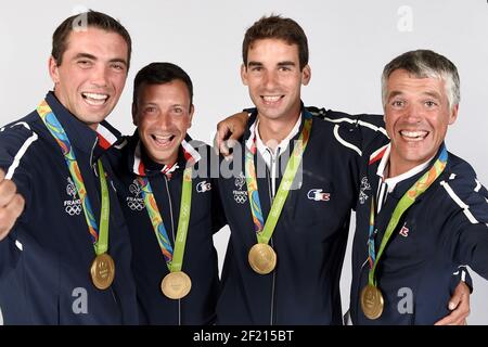 Medalisti d'oro francesi in equestri tre giorni evento Mathieu Lemoine, Thibaut Vallette, Astier Nicolas, Karim Laghouag posa al club Francia, durante i Giochi Olimpici RIO 2016, il 9 agosto 2016, a Rio, Brasile - Photo Pool / KMSP / DPPI Foto Stock