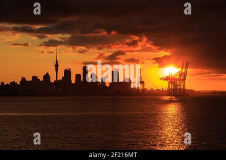 Lo skyline di Auckland, Nuova Zelanda, silhouette dal sole che tramonta Foto Stock