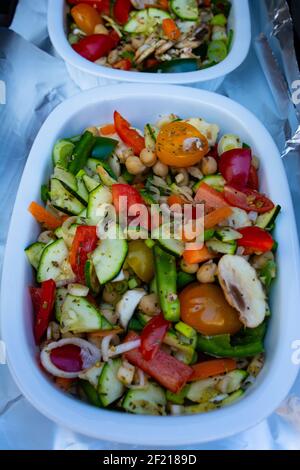 Verdure alla griglia (peperone colorato, zucchine, melanzane) con basilico ed erbe secche su un piatto su ardesia scura, pietra, cemento o backgrou di metallo Foto Stock