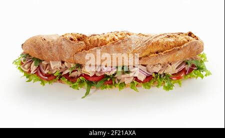 Sandwich di baguette yummy con pezzi di pollo e verdure fresche mature servita su sfondo bianco Foto Stock