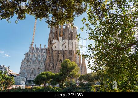 BARCELLONA, SPAGNA - 07 GIUGNO 2019: Gru di costruzione che lavorano sulla Sagrada Familia, che le costruzioni dovrebbero terminare nel 2026 Foto Stock