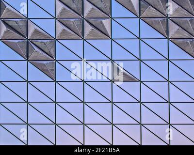 Facciata di un edificio moderno. Forme geometriche viola e lilla. Foto Stock
