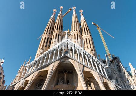 BARCELLONA, SPAGNA - 07 GIUGNO 2019: Gru di costruzione che lavorano sulla Sagrada Familia, che le costruzioni dovrebbero terminare nel 2026 Foto Stock