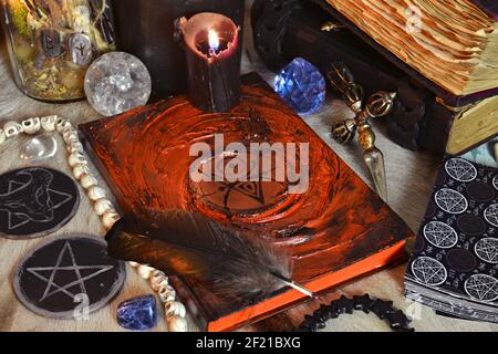 Gemma magica di incantesimi, candele nere, carte tarocchi e pentagramma sul  tavolo delle streghe. Sfondo esoterico, gotico e occulto, concetto mistico  di Halloween Foto stock - Alamy