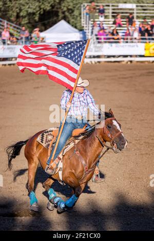 Guardia di colore con bandiera americana alle cerimonie di apertura di un rodeo, il Fort Dalles Rodeo, Oregon, USA Foto Stock