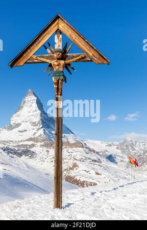 Gesù su croce di legno vicino al Cervino, Zermatt, Vallese, Svizzera Foto Stock