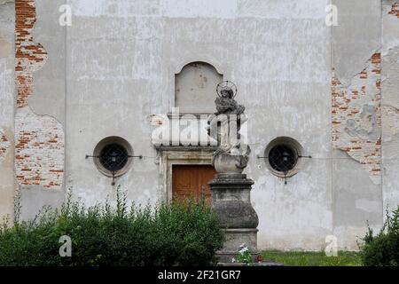 Antica Chiesa Yard con Santa Madre rovinata statua Foto Stock