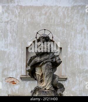 Statua in rovina di Santa Madre con Halo Foto Stock