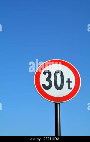 Segno rosso e bianco da 30 tonnellate contro un blu chiaro cielo Foto Stock