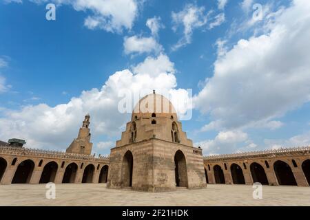 Vista ad angolo basso della Moschea di Ibn Tulun che mostra la fontana di abluizione, il cortile e il minareto, a Tolon, El-Sayeda Zainab, Cairo, Egitto Foto Stock