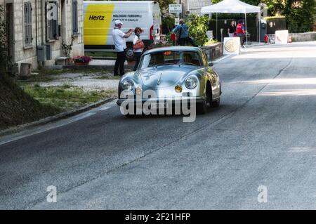 FURLO, ITALIA - 25 maggio 2018: GOLA DEL FURLO, ITALIA - 19 MAGGIO: PORSCHE 356 A 1500 GS CARRERA 1956 su una vecchia vettura da corsa nel rally Mille miglia 2017 Foto Stock