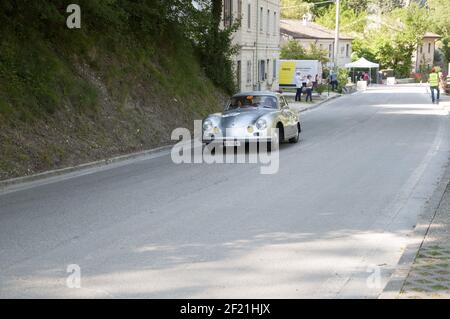 FURLO, ITALIA - 25 maggio 2018: GOLA DEL FURLO, ITALIA - 19 MAGGIO: PORSCHE 356 A 1500 GS CARRERA 1956 su una vecchia vettura da corsa nel rally Mille miglia 2017 Foto Stock