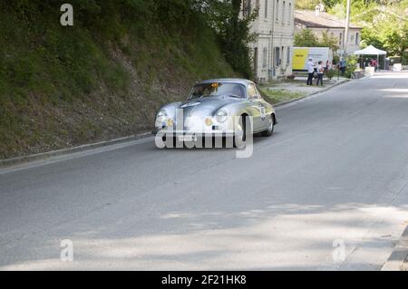 FURLO, ITALIA - 25 maggio 2018: GOLA DEL FURLO, ITALIA - 19 MAGGIO: PORSCHE 356 A 1500 GS CARRERA 1956 su una vecchia vettura da corsa nel rally Mille miglia 2017 Foto Stock