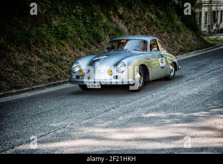 FURLO, ITALIA - 25 maggio 2018: GOLA DEL FURLO, ITALIA - 19 MAGGIO: PORSCHE 356 A 1500 GS CARRERA 1956 su una vecchia vettura da corsa nel rally Mille miglia 2017 Foto Stock